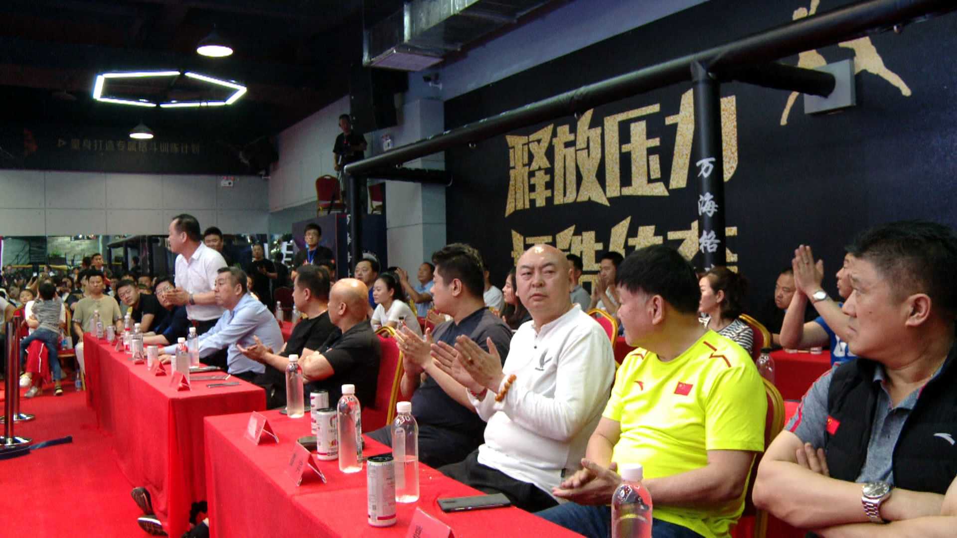 熊猫体育互动-精彩对抗打破赛会僵局，角逐大幕即将揭开