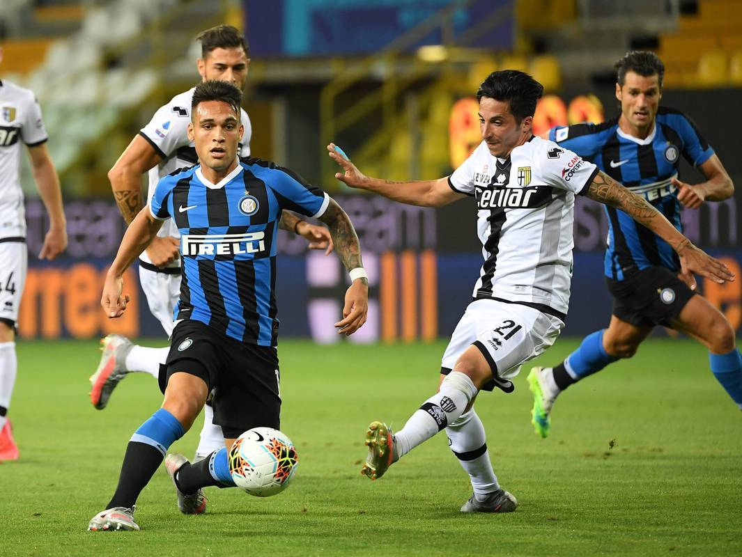 国米客场大胜萨索洛,领先优势扩大 国米客场大胜萨索洛,领先优势扩大