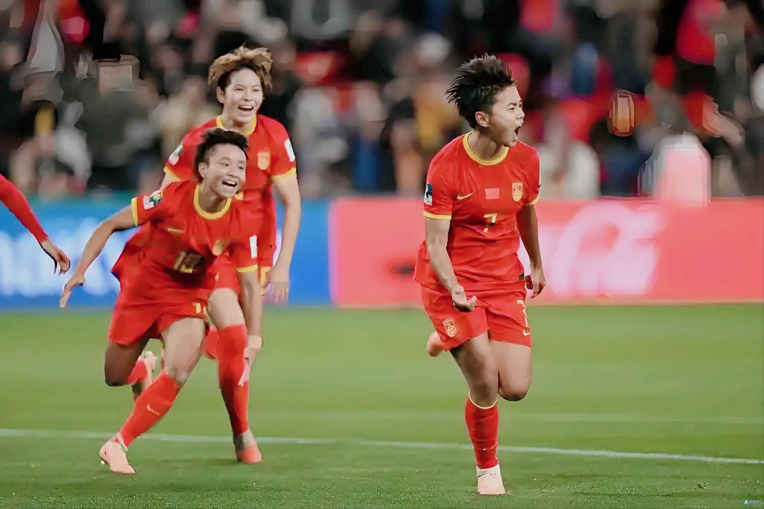 熊猫体育app-热血激情！女足比赛现场掌声不断