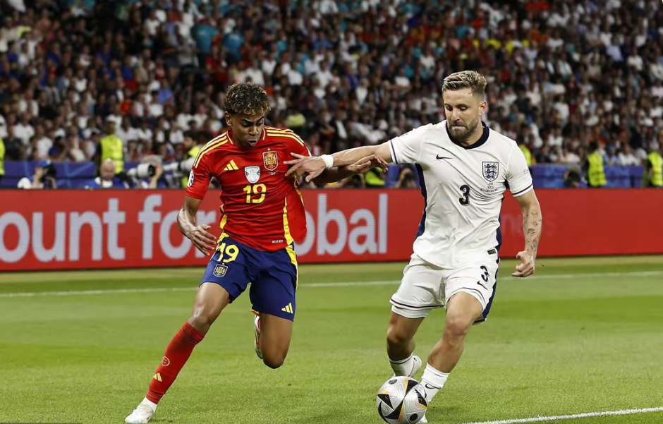 英格兰足球超级联赛激烈角逐，刘强领跑